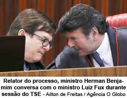 Relator do processo, ministro Herman Benjamim conversa com o ministro Luiz Fux durante sesso do TSE - Ailton de Freitas / Agncia O Globo