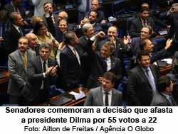 Senadores comemoram a deciso que afasta a presidente Dilma por 55 votos a 22Foto: Ailton de Freitas / Agncia O Globo
