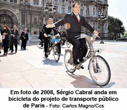Em foto de 2008, Srgio Cabral anda em bicicleta do projeto de transporte pblico de Paris - Foto: Carlos Magno/Ccs
