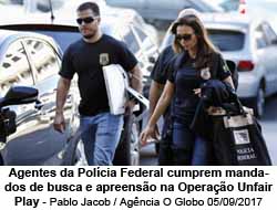 Agentes da Polcia Federal cumprem mandados de busca e apreenso na Operao Unfair Play - Pablo Jacob / Agncia O Globo 05/09/2017