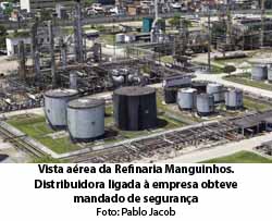 O Globo - 21/10/15 - Vista aérea da Refinaria Manguinhos. Distribuidora ligada à empresa obteve mandado de segurança - Pablo Jacob