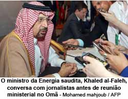 O ministro da Energia saudita, Khaled al-Faleh, conversa com jornalistas antes de reunio ministerial no Om - MOHAMMED MAHJOUB / AFP
