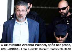O ex-ministro Antonio Palocci, aps ser preso, em Curitiba Foto: Rodolfo Buhrer / Reuters/26-09-16