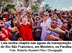Lula molha chapu nas guas da transposio do Rio So Francisco, em Monteiro, na Paraba - Foto: Roberto Stuckert Filho / Divulgao