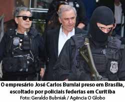 Capa O Globo 25.11.15 - O empresrio Jos Carlos Bumlai preso em Braslia, escoltado por policiais federias em Curitiba - Geraldo Bubniak / Agncia O Globo