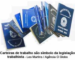 Carteiras de trabalho são símbolo da legislação trabalhista - Leo Martins / Agência O Globo