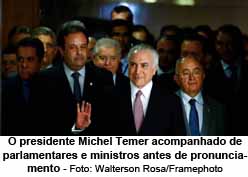 O presidente Michel Temer acompanhado de parlamentares e ministros antes de pronunciamento - Foto: Walterson Rosa/Framephoto