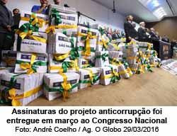 Assinaturas do projeto anticorrupo foi entregue em maro ao Congresso Nacional - Andr Coelho / Agncia O Globo 29/03/20016