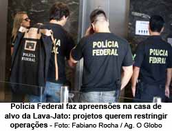 Polcia Federal faz apreenses na casa de alvo da Lava-Jato: projetos querem restringir operaes - Foto: Fabiano Rocha / Agncia O Globo