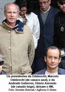 O Globo - 30/07/2015  - Os presidentes da Odebrecht, Marcelo Odebrecht (de casaco azul), e da Andrade Gutierrez, Otavio Azevedo (de casado bege), deixam o IML - Geraldo Bubniak / Agncia O Globo