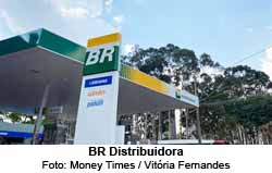 BR Distribuidora, Posto - Foto: Vitria Fernandes - InfoMoney / Charge: Gebildo - Chacais da Petrobras