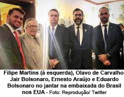 Filipe Martins ( esquerda), Olavo de Carvalho, Jair Bolsonaro, Ernesto Arajo e Eduardo Bolsonaro no jantar na embaixada do Brasil nos EUA - Foto: Reproduo/ Twitter