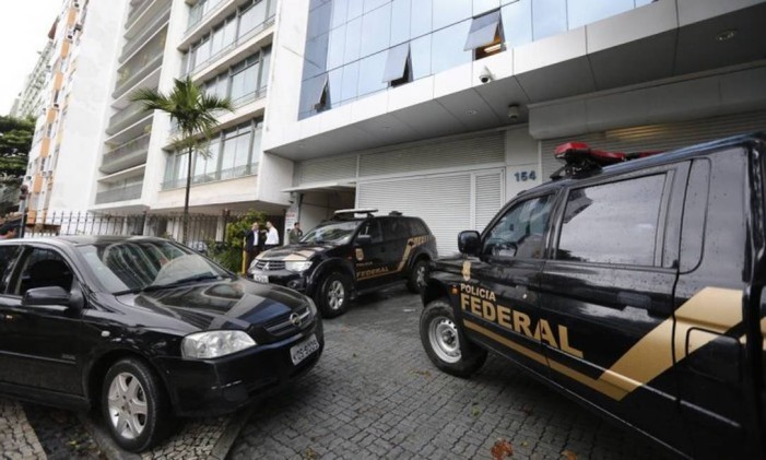 Policiais Federais cumprem mandados de busca e apreenso no prdio da empreiteira Odebrecht em Botafogo - Foto: Pablo Jacob / Agncia O Globo